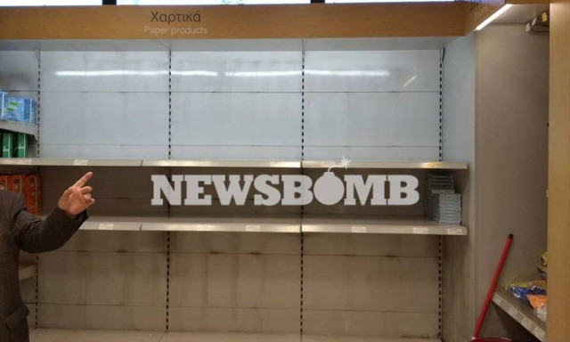 Κορονοϊός: Επιδρομή στα σούπερ μάρκετ - Ουρές, άδεια ράφια και... πανικός για ένα χαρτί υγείας