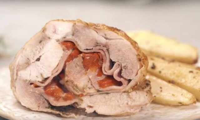 Γεμιστό ρολό κοτόπουλο με πατάτες φούρνου