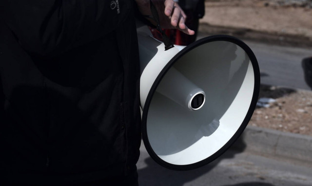 Ωρωπός: Ανάστατοι οι κάτοικοι - Αντιδρούν στην άφιξη πλοίου με 700 πρόσφυγες και μετανάστες