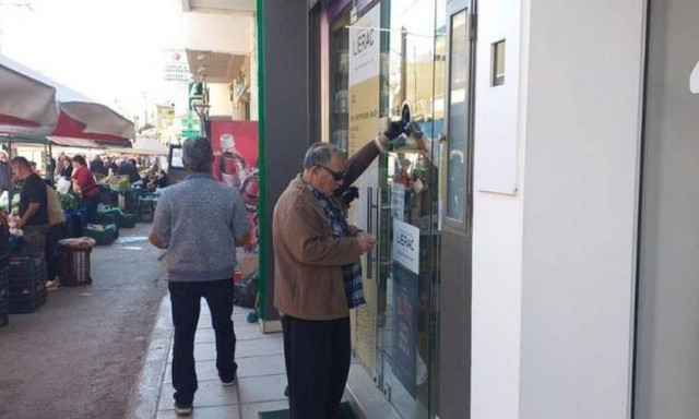 Απίστευτο: Φαρμακείο στην Κρήτη εξυπηρετεί τους πελάτες από το... φινιστρίνι! (pics)