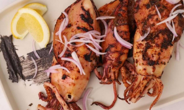 Η συνταγή της ημέρας: Καλαμάρι ψητό με ταραμοσαλάτα με μελάνι σουπιάς