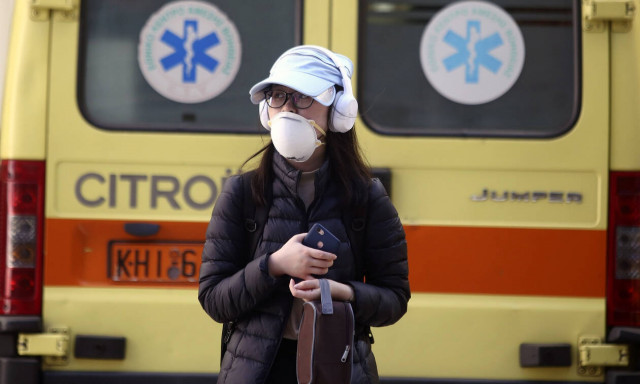 Κορονοϊός Ελλάδα: Εικόνα που συγκλονίζει - Γιατροί αλλάζουν βάρδια μετά από ώρες μάχης με τον ιό