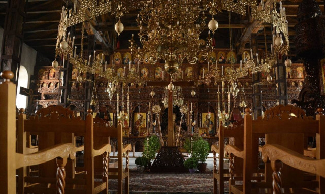 Κόρινθος: Ιερέας έβγαλε ηχεία για να ακουστεί η Θεία Λειτουργία και του έφεραν την... αστυνομία!