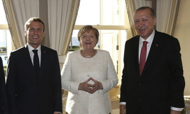 Κορονοϊός: Μέσω τηλεδιάσκεψης οι συνομιλίες Μέρκελ - Μακρόν - Ερντογάν για το μεταναστευτικό