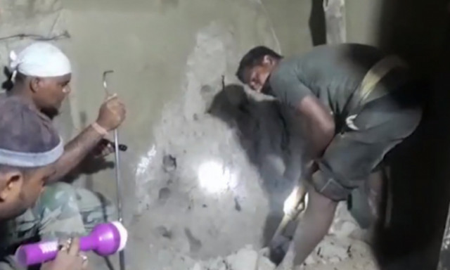 Έσκαψαν τον τοίχο και ανατρίχιασαν με αυτό που βρήκαν μέσα!