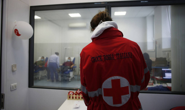 Κορονοϊός Ιταλία: Ετοιμαζόταν να πάρει εξιτήριο - Βγήκε ξανά θετικός στο τεστ (pics)