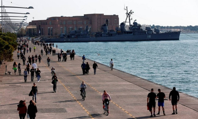 Θεσσαλονίκη: Αστυνομική παρέμβαση στην παραλία της Περαίας για όσους δεν «μένουν σπίτι»