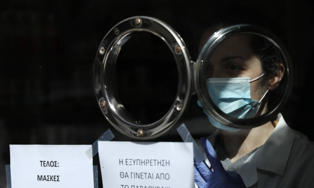 Κορονοϊός: Ο δήθεν δημοσιογράφος που έγινε viral τραμπουκίζοντας μία φαρμακοποιό