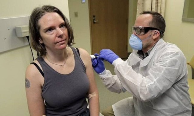 Κορονοϊός: Η μητέρα - ελπίδα για την ανθρωπότητα - Ποια είναι η γυναίκα που έλαβε το εμβόλιο