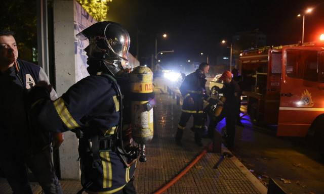 Καλαμαριά: Μεγάλη πυρκαγιά σε κτήριο του πρώην στρατοπέδου Κόδρα (pics&vids)