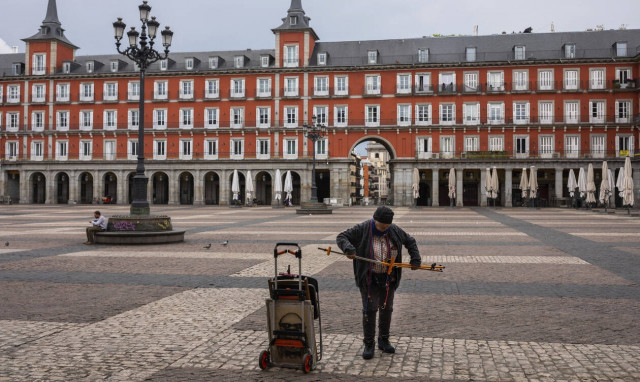 Κορονοϊός: Συναυλίες στα μπαλκόνια, μπίνγκο και γυμναστική-Έτσι περνούν οι Ισπανοί στην «καραντίνα»