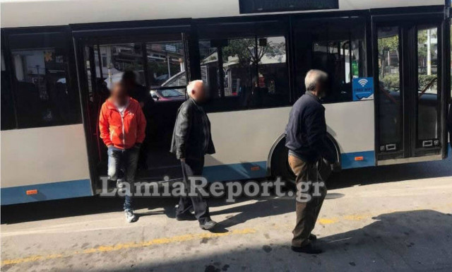 Κορονοϊός - Λαμία: Ηλικιωμένοι λιάζονται στην πλατεία Πάρκου παρά τις εκκλήσεις των ειδικών