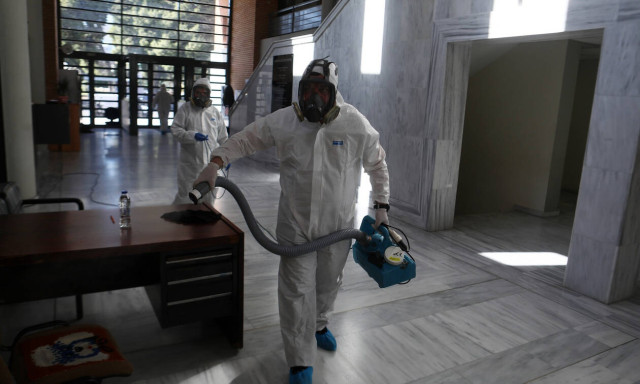 Κορονοϊός: Ποιους χτυπάει στην Ελλάδα ο ιός - Οι ηλικίες των κρουσμάτων