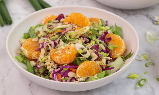 Η συνταγή της ημέρας: Σαλάτα με κοτόπουλο και μανταρίνια