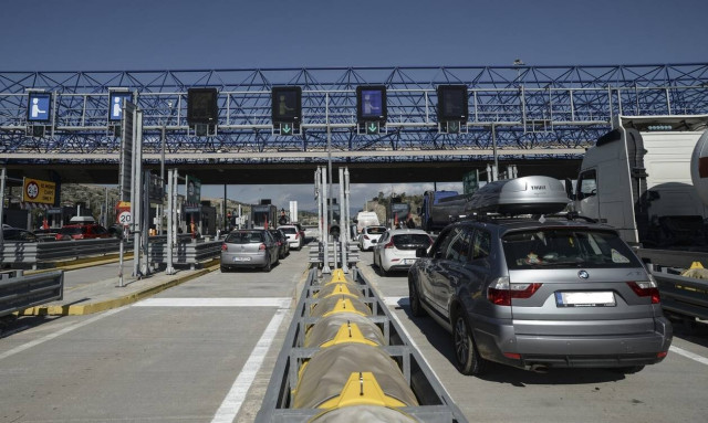 Κορονοϊός: Είναι ανεύθυνοι! Ουρές στα διόδια – Οι Αθηναίοι φεύγουν για την επαρχία