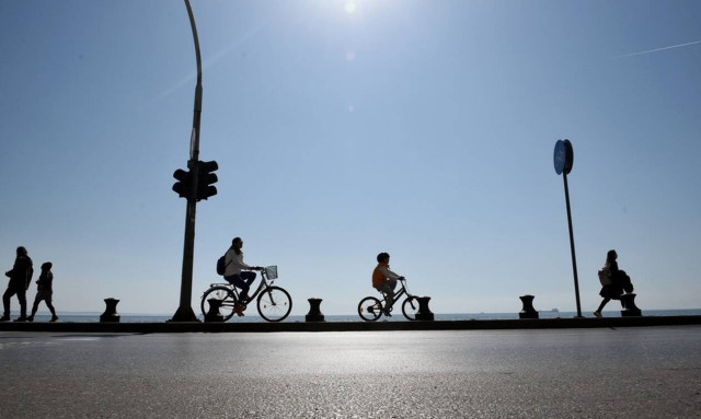 Κορονοϊός: Ανυπάκουοι και οι Βολιώτες - Κατέκλυσαν την παραλία, τα πάρκα και τα άλση