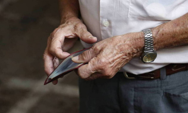 Κορονοϊός: Συντάξεις Απριλίου- Σε ανοικτούς χώρους και με γάντια οι πληρωμές των συνταξιούχων 