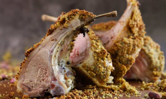 Η συνταγή της ημέρας: Αρνίσια παϊδάκια με κρούστα φιστικιού