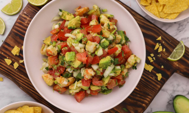 Σαλάτα pico de gallo με γαρίδες και αβοκάντο