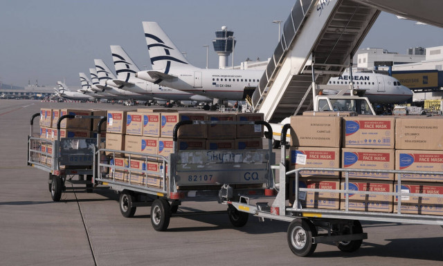 Κορονοϊός: Στην Ελλάδα πάνω από ένα εκατομμύριο μάσκες από την Κίνα (pics & vid)