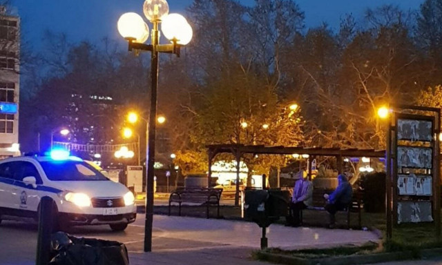 Κορονοϊός - Τρίκαλα: Το περιπολικό φώναζε κι οι παππούδες…δεν έφευγαν από την πλατεία