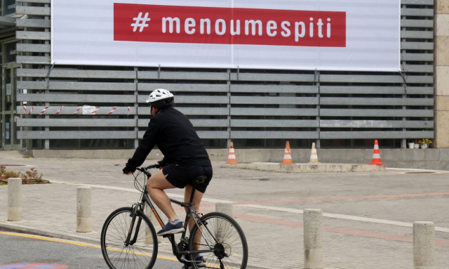 Κορονοϊός: Κρέμασε στο μπαλκόνι του σπιτιού της πανό με το σύνθημα «Μένουμε Σπίτι» (pic)