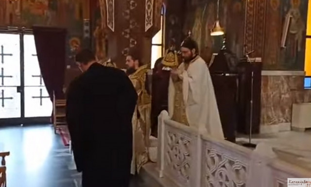 Ο Σωτήρης Τσιόδρας ψέλνει στην άδεια από πιστούς Εκκλησία (vid)