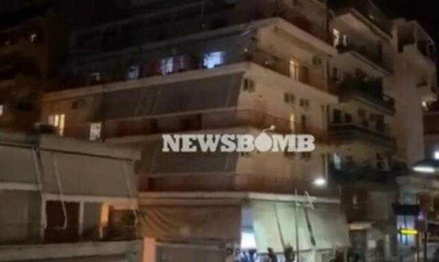 Κορονοϊός: Συγκινητικές στιγμές - Οι Έλληνες στα μπαλκόνια εμψυχώνουν γιατρούς και νοσηλευτές