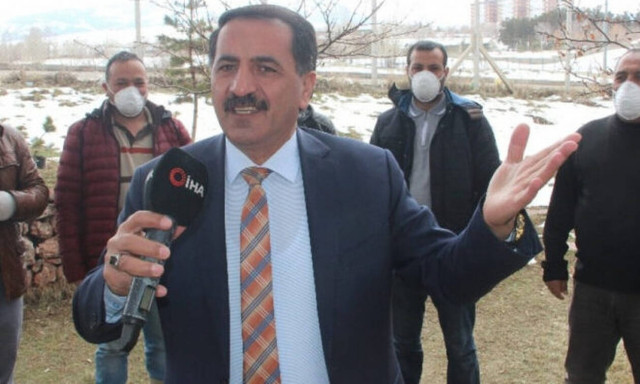 Κορονοϊός: Ανεκδιήγητος! Τούρκος καλλιτέχνης τραγουδά «ο ιός να χτυπήσει τις ελληνικές ακτές»