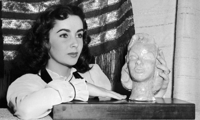 Ελίζαμπεθ Τέιλορ: Η «Κλεοπάτρα» με την παθιασμένη ζωή, τους θρυλικούς γάμους και το σπουδαίο ταλέντο