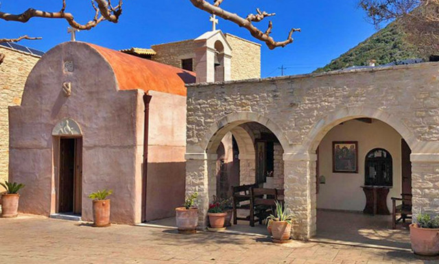 Κορονoϊός: Ανάψαμε ένα κεράκι στην Παναγιά Χαρακιανή! (video)