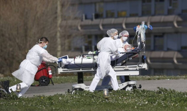 Κορονοϊός: Ιερέας - ήρωας έδωσε την αναπνευστική μάσκα του σε νεότερο ασθενή και πέθανε (pics)