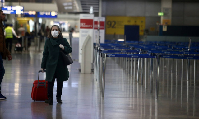 Κορονοϊός: Σκέψεις να τεθεί η χώρα σε καραντίνα – Ένα βήμα πριν την απαγόρευση πτήσεων