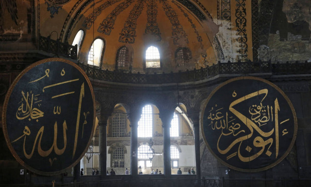 Εξοργιστικό βίντεο: Τούρκοι Ιμάμηδες καλούν σε προσευχή μέσα στην Αγία Σοφία