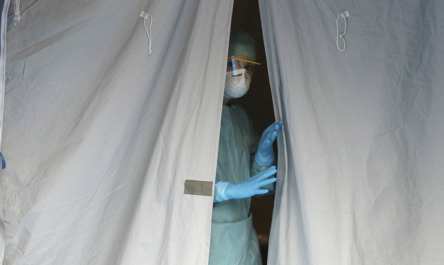 Κορονοϊός: Αυτοί είναι ΟΛΟΙ οι τηλεφωνικοί αριθμοί SOS που μπορεί να χρειαστείτε