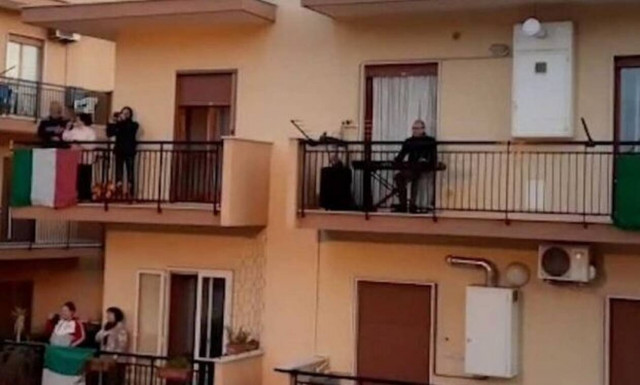 Ανατριχίλα: 300 Ιταλοί τραγουδούν τον Έθνικό Ύμνο στα μπαλκόνια τους!