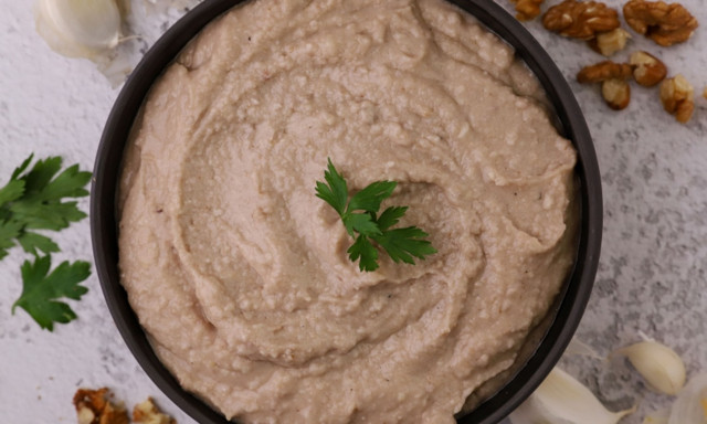 Η συνταγή της ημέρας: Σκορδαλιά με καρύδια