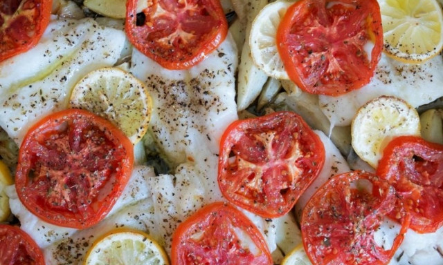 Η συνταγή της ημέρας: Μπακαλιάρος στο φούρνο με πατάτες