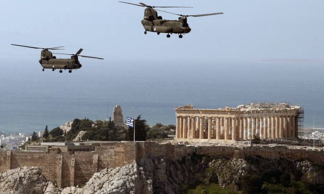 25η Μαρτίου: Mirage και στρατιωτικά ελικόπτερα πάνω από τον Παρθενώνα - Εντυπωσιακές εικόνες