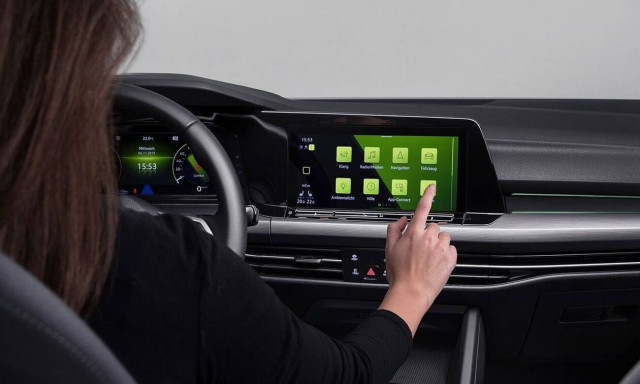 Τα συστήματα infotainment των αυτοκινήτων είναι πιο επικίνδυνα από το αλκοόλ