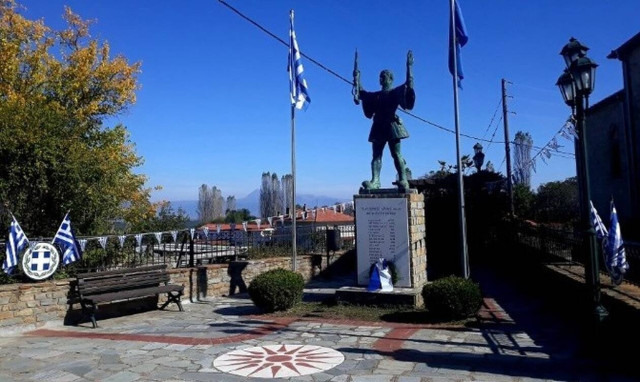 Κορονοϊός: Η Δαμασκηνιά γιορτάζει την 25η Μαρτίου - Οι ερημικοί δρόμοι και η σημαία που κυματίζει