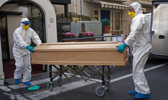 Κορονοϊός Ιταλία: «Ραγίζουν» καρδιές οι εικόνες - Εκκλησία γεμάτη φέρετρα στο Μπέργκαμο 