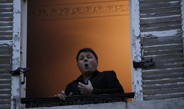 Κορονοϊός Γαλλία: Συγκινητικές εικόνες - Τενόρος δίνει συναυλίες από το μπαλκόνι του (pics - vid)