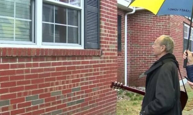 Κορονοϊός: Παππούλης τραγουδάει κλαίγοντας στην αγαπημένη του που βρίσκεται σε καραντίνα! (vid)