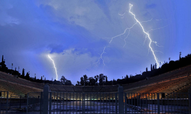 Καιρός: Ισχυρές βροχές και καταιγίδες την Παρασκευή - Πού θα χιονίσει (χάρτες)