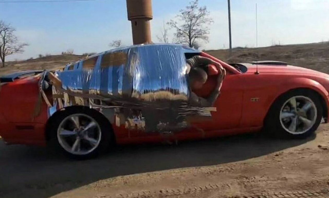 Ανοησία χωρίς όρια: Δέθηκε με ταινία πάνω σε μία Mustang και πήγε με 150 χλμ./ ώρα