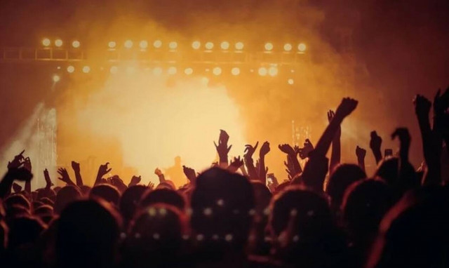 Κορονοϊός: Αρνητικός ή θετικός πασίγνωστος τραγουδιστής; - Βγήκαν τα αποτελέσματα (pics)