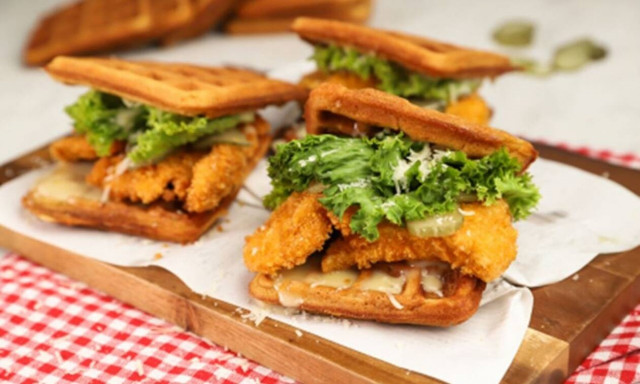 Συνταγή για πεντανόστιμα chicken waffle burger