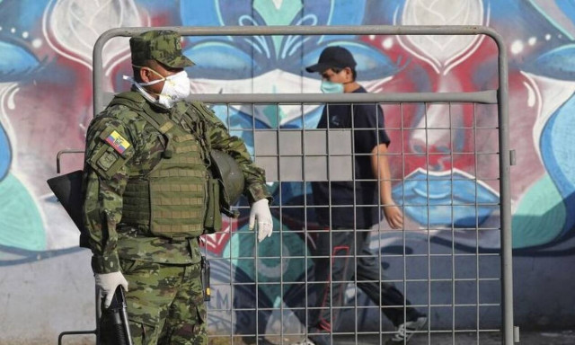 Κορονοϊός: Τρόμος στον Ισημερινό - Βγάζουν πτώματα από τα σπίτια οι Αρχές