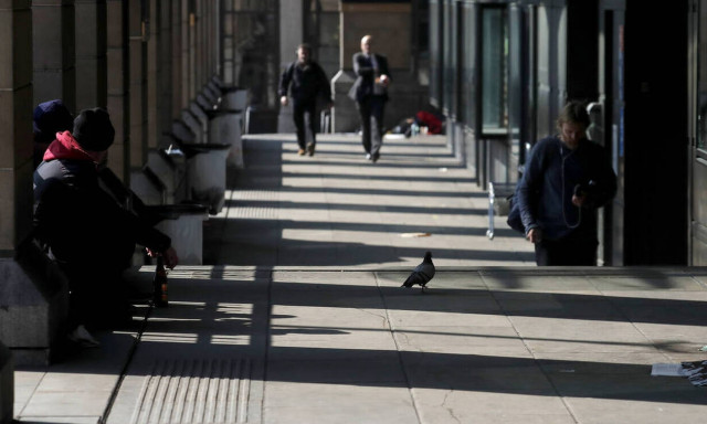 Kορονοϊός - Βρετανία: Ξεπέρασαν τους 1.000 οι θάνατοι